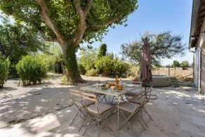 Family-friendly ample holiday home with pool, garden & jacuzzi | Garden view - Image 3