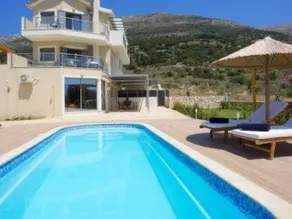 Maison entièrement équipée avec terrasse, piscine privée et jardin | Vue montagne - Image 2