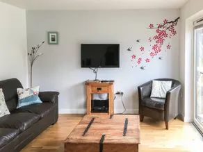 Family-friendly charming cottage with terrace & garden - Image 2