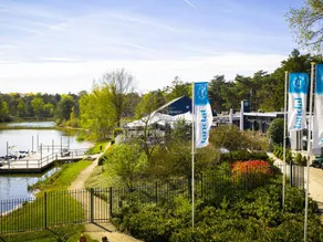 Lodge with terrace, heated pool & sauna - Image 2