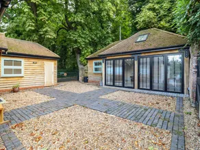 Cottage with garden & hot tub - Image 2