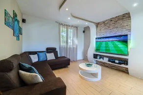 Holiday home with private pool, barbeque & garden | Sea view - Image 3
