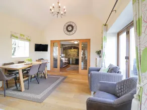 Cottage with garden & hot tub - Image 5