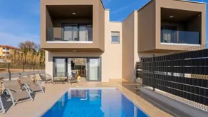 Villa mit Garten, Pool und Terrasse - Image 2