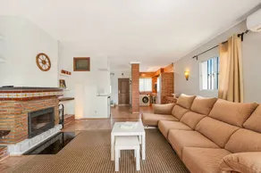 Holiday home with pool & garden - Image 5