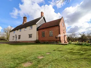 Children-friendly charming cottage with pool, barbeque & hot tub | Pets allowed - Image 2