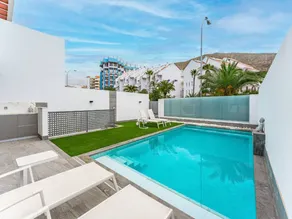 Villa with barbecue, heated pool & terrace - Image 4