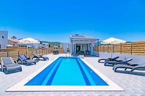 Villa with garden, terrace & private pool - Image 2