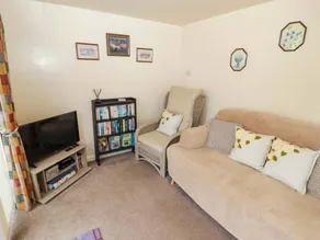 Family-friendly cottage with garden - Image 3