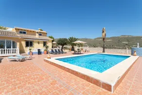 Villa with garden, pool & fast internet | Mountain view - Image 4
