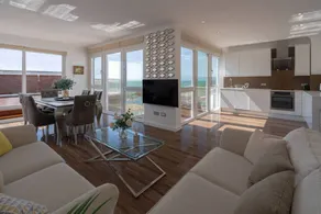 Children-friendly cottage with pool, sauna & hot tub | Next to British Airways i360 | Beach nearby - Image 2