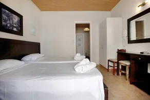 Apartment with garden & pool - Image 5