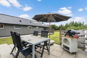 Holiday home with BBQ & terrace - Image 3
