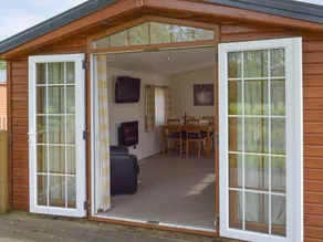 Children-friendly cottage with hot tub & garden | River view | Pet-friendly - Image 4