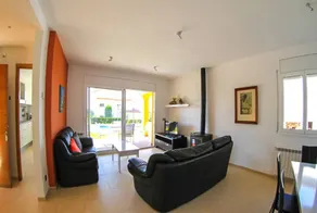 Villa with barbecue, garden & private pool - Image 5