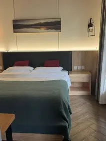 Heinemann Hotel Sunny King Zimmer ohne Badewanne A308 – mit Whirlpool und lokalem - Image 5