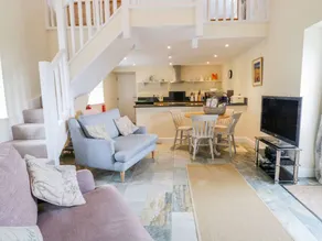 Family-oriented pleasant cottage with garden - Image 5