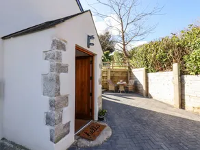 Family-friendly cottage with BBQ & garden | Beach view - Image 2
