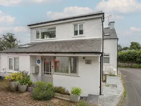 Cottage with garden - Image 2
