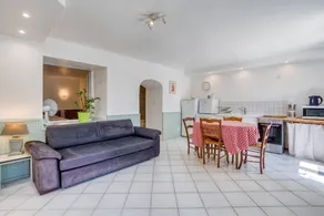 Charming independent village cottage with garden - Image 2