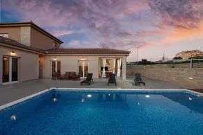 Voll ausgestattete geräumige Villa mit Garten, privatem Pool und Terrasse | Bergblick - Image 3