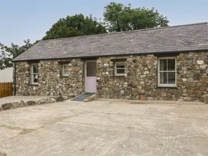 Family-oriented cottage with garden & hot tub - Image 3
