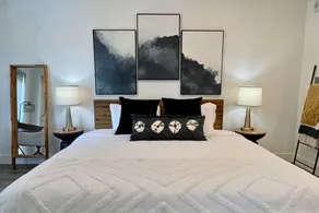 Work Here King Bed Walk Downtown in-unit W/D - Image 2