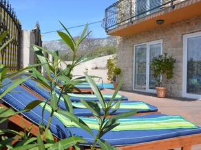 Großes Ferienhaus mit eigenem Pool und Terrasse - Image 2