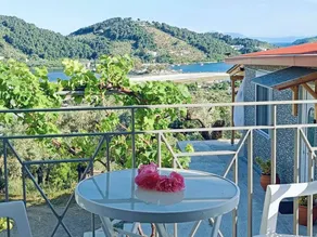 Berge und die ikonische Landebahn des Flughafens Skiathos - Image 4
