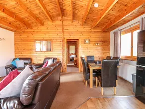 Cottage with pool, jacuzzi & garden - Image 4