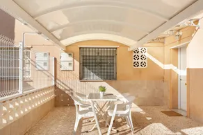 Maison de vacances entièrement équipée avec terrasse, jardin et internet haut débit | Vue jardin | À côté de la plage - Image 3