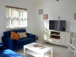 Cottage with garden & hot tub - Image 5