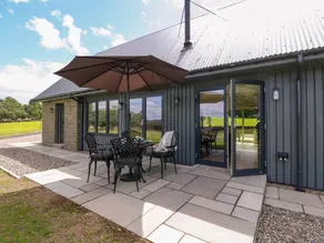 Cottage with barbeque & garden - Image 2