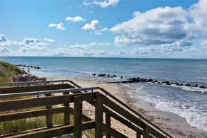 Fully equipped holiday home with terrace - Image 2