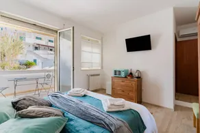 Chambre privée avec terrasse et internet haut débit | Vue ville | Plage à proximité | Avec animaux acceptés - Image 3
