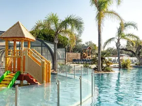 Mobile home with terrace & heated pool - Image 3