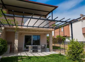 Casa con terraza, barbacoa y jardín - Image 4