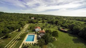 Casa vacacional con piscina, jardín y barbacoa | Vistas a la piscina - Image 2