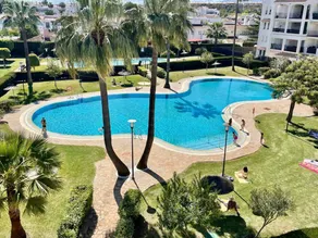 Merveilleux appartement de vacances entièrement équipé avec terrasse, internet haut débit et piscine | Vue plage | À côté de la plage - Image 4