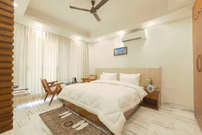 Apartment with hot tub & garden | Golf view | Perfect for remote work - Image 4