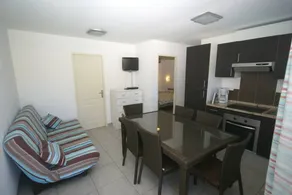 Flat with garden & pool - Image 2