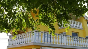 Apartment with terrace & garden - Image 2