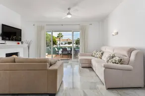 Spacieux appartement de vacances entièrement équipé avec jardin, piscine chauffée et terrasse | Vue montagne | À côté de la plage - Image 3