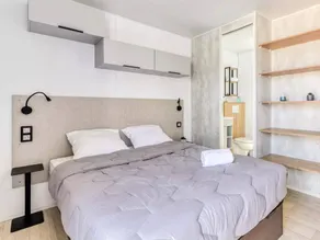 Private room with terrace & heated pool - Image 4