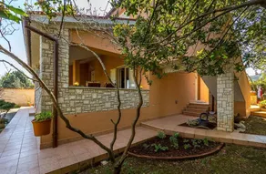 Family-friendly spacious holiday home with barbeque & garden - Image 5