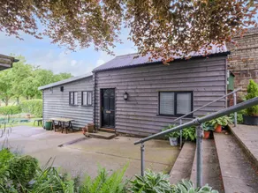 Lovely cottage with terrace & garden - Image 2
