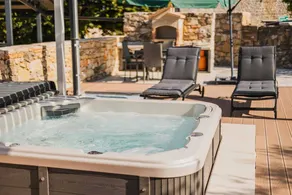 Villa mit Whirlpool, Terrasse und Garten | Poolblick - Image 2
