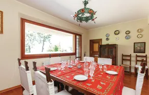 Agréable villa adaptée aux familles avec barbecue, terrasse et jardin | Vue ville - Image 4