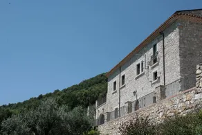 Children-friendly farm with garden - Image 2