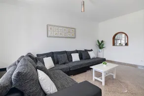 Villa avec jardin, piscine et terrasse | Vue jardin - Image 3